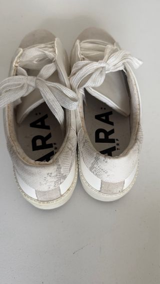 Zapatos deportivos Zara beige y blanco