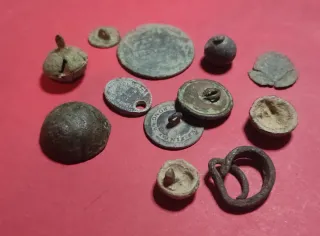 Lote de botones y piezas antiguas XVIII- XIX