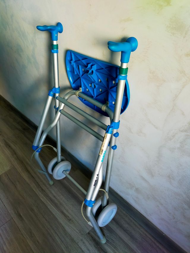 Andador ortopédico con ruedas