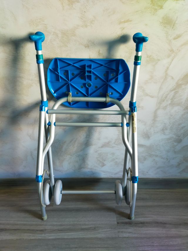 Andador ortopédico con ruedas