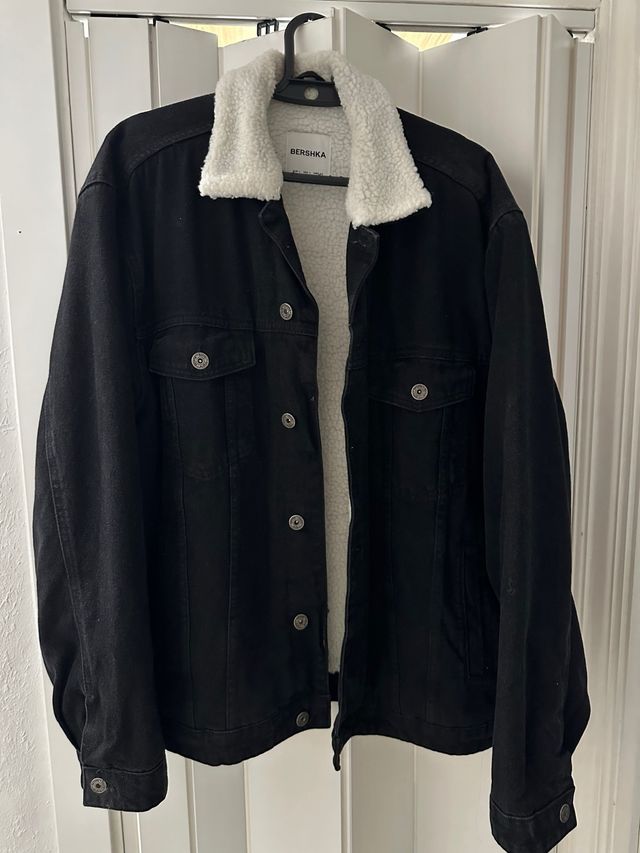 Chaqueta vaquera Bershka negra forrada
