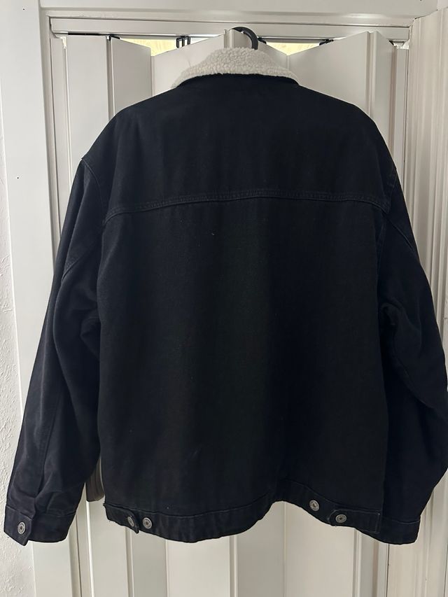 Chaqueta vaquera Bershka negra forrada