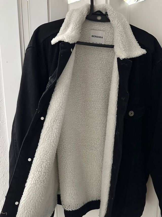 Chaqueta vaquera Bershka negra forrada