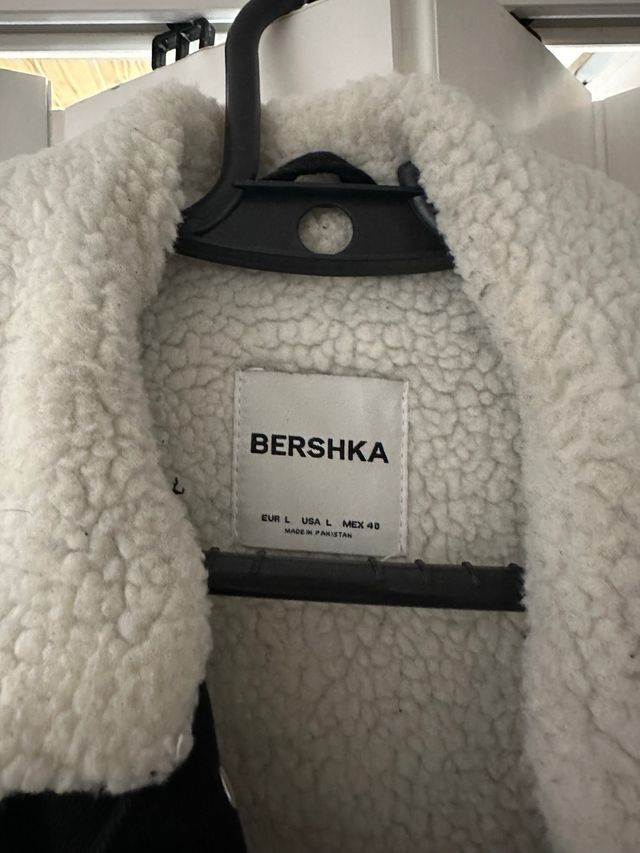 Chaqueta vaquera Bershka negra forrada