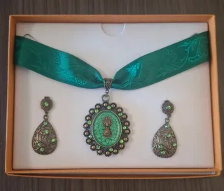Conjunto Medalla y Pendientes Esmeralda