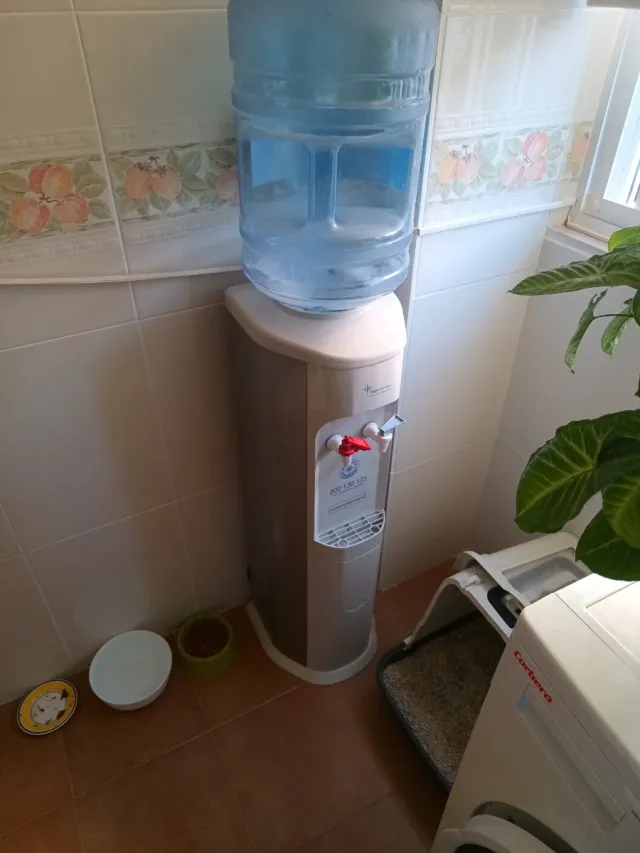 Dispensador de agua con botella agua fría y calien