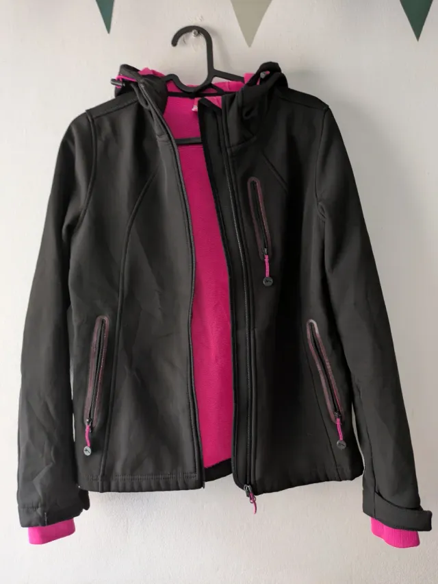 Chaqueta impermeable montaña negra y fucsia