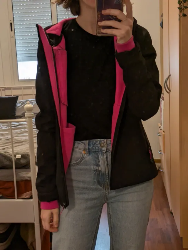 Chaqueta impermeable montaña negra y fucsia