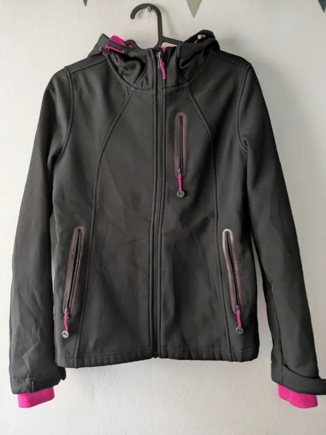 Chaqueta impermeable montaña negra y fucsia