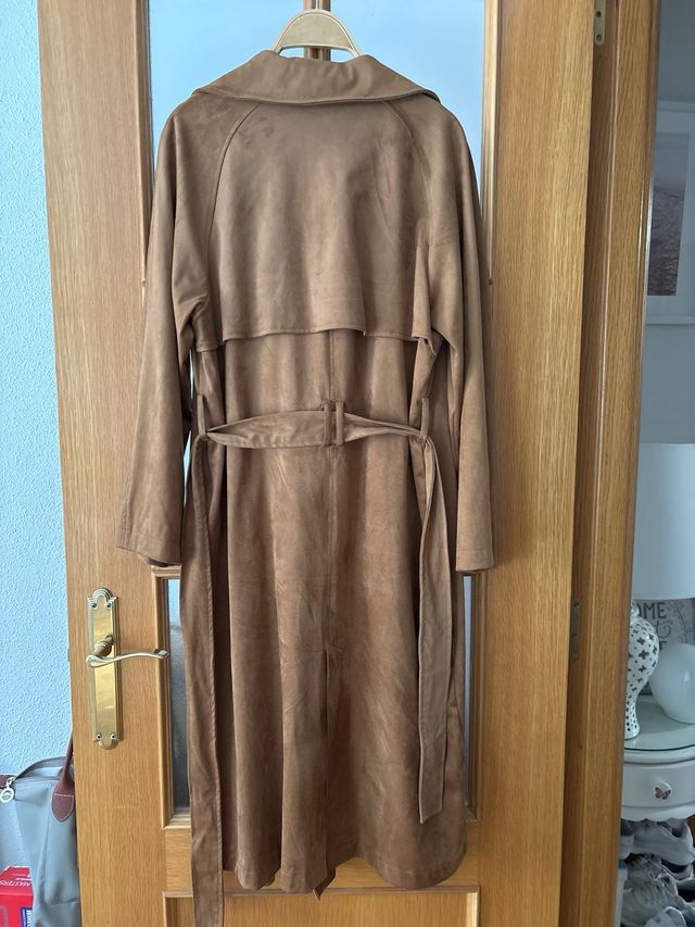 Trench Stradivarius efecto piel marrón T.S