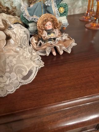 Set 4 Bambole Porcellana Abiti Pizzo