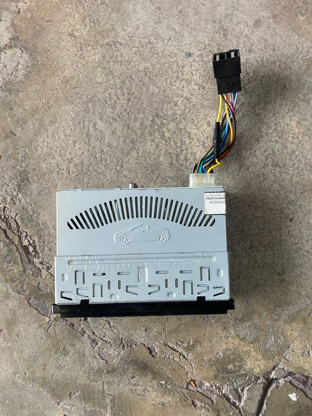 Radio de coche con cables