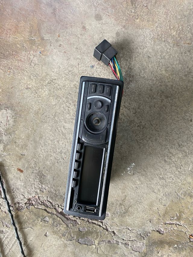 Radio de coche con cables