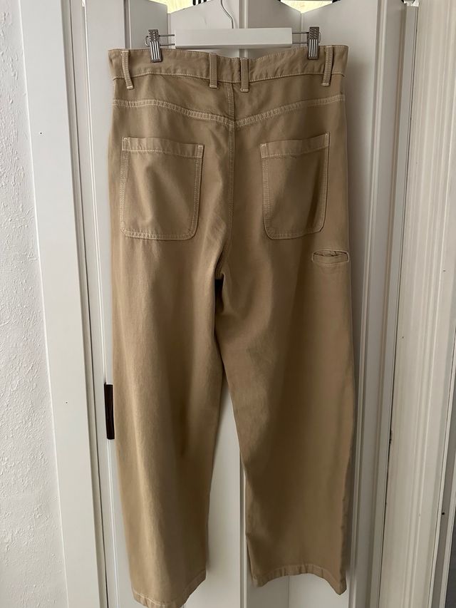 Pantalón Bershka beige estilo baggi
