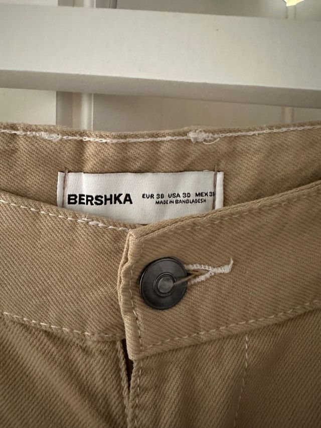 Pantalón Bershka beige estilo baggi