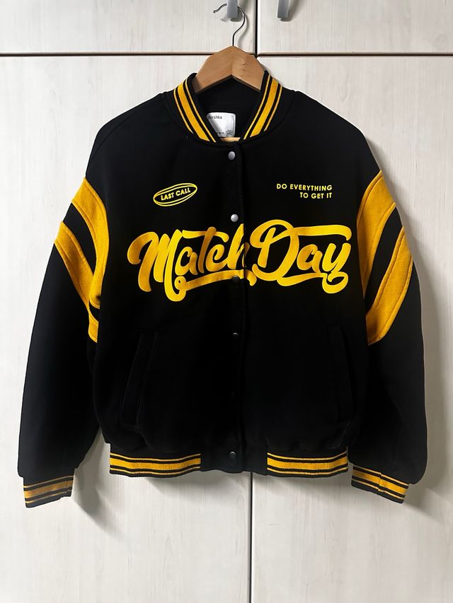 Jaqueta Bomber Bershka Preta e Amarela