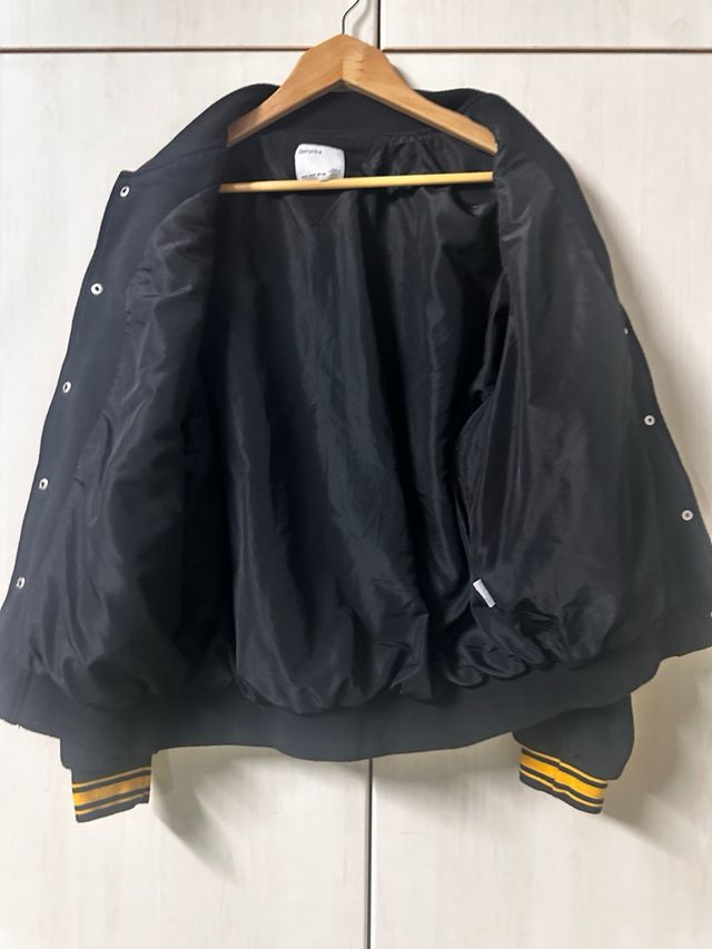 Jaqueta Bomber Bershka Preta e Amarela