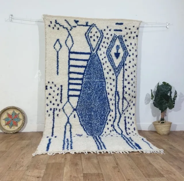 Alfombra de lana azul y blanca