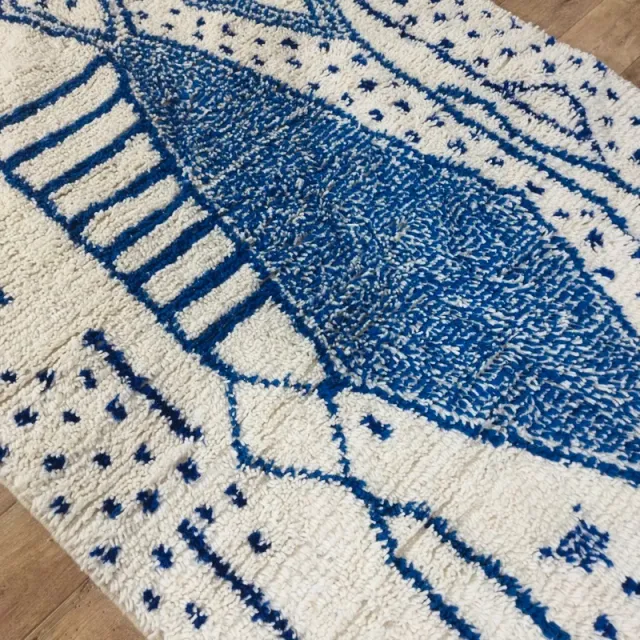 Alfombra de lana azul y blanca