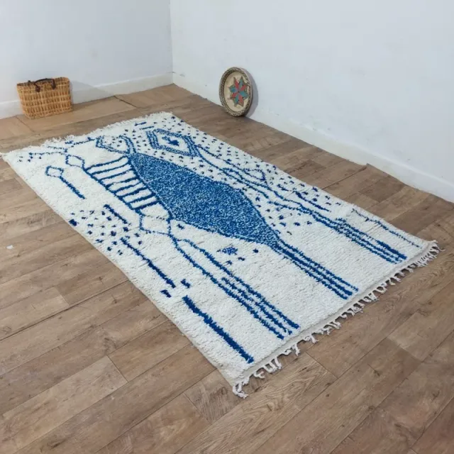 Alfombra de lana azul y blanca