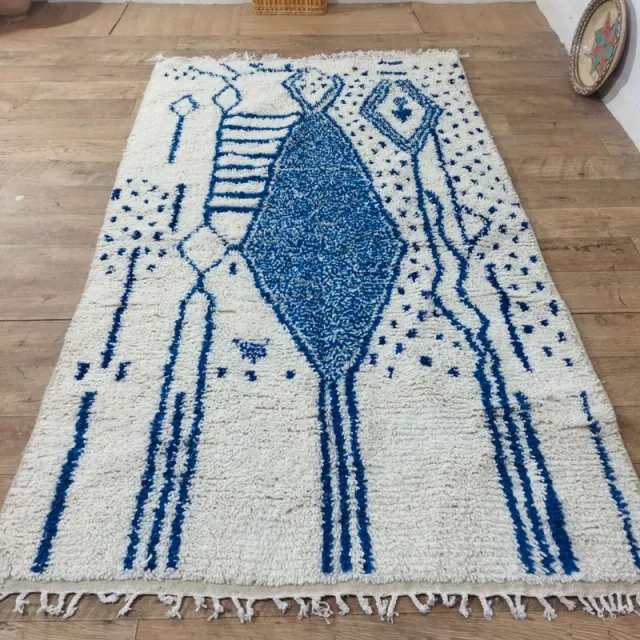 Alfombra de lana azul y blanca