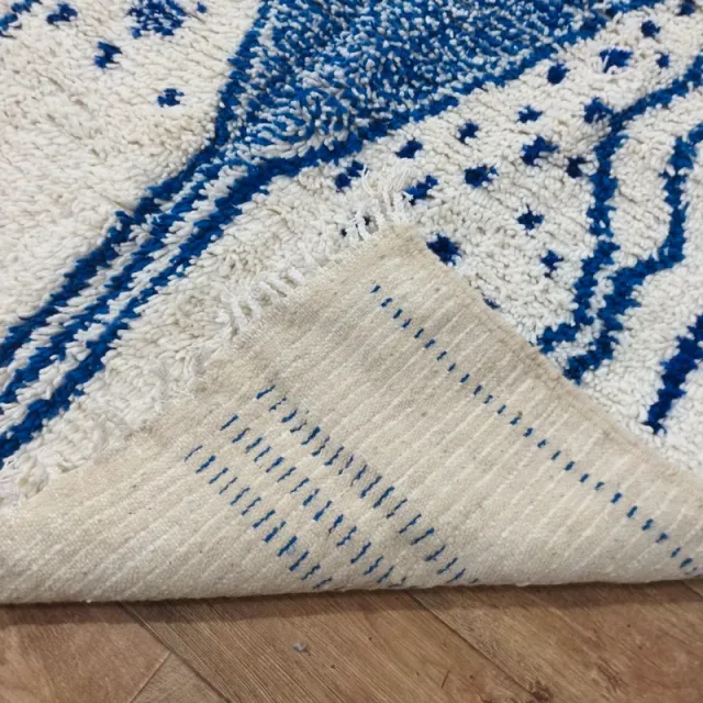 Alfombra de lana azul y blanca