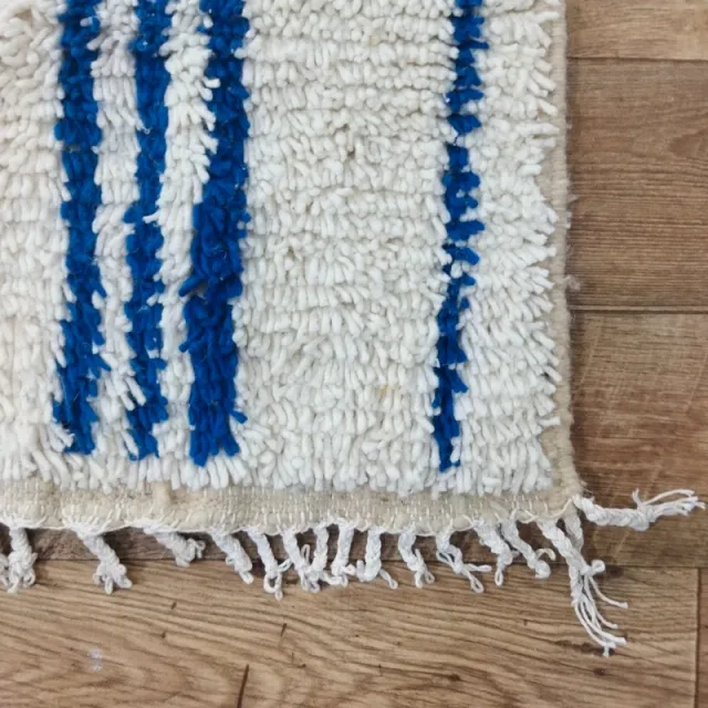 Alfombra de lana azul y blanca