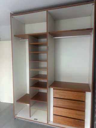 Guardaroba modulare in legno e metallo (senza porte)