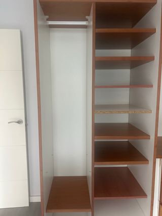 Guardaroba modulare in legno e metallo (senza porte)