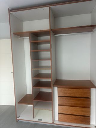 Guardaroba modulare in legno e metallo (senza porte)