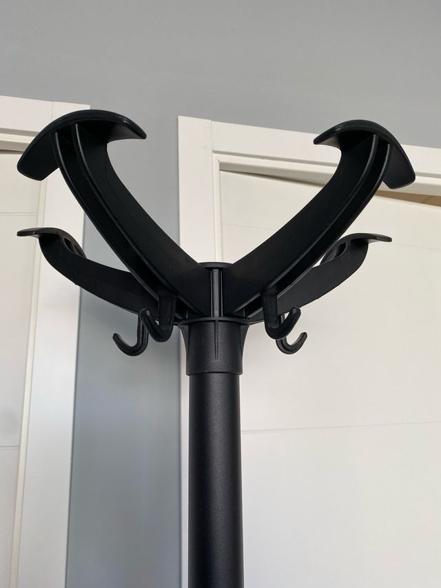 Perchero de pie negro