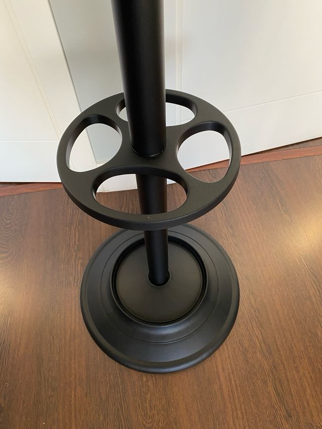 Perchero de pie negro