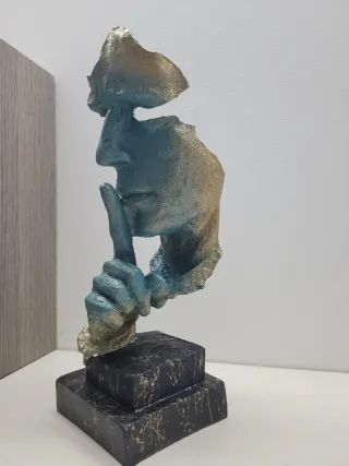 Statua Silenzio moderna