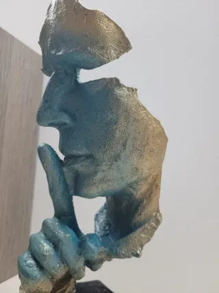 Statua Silenzio moderna