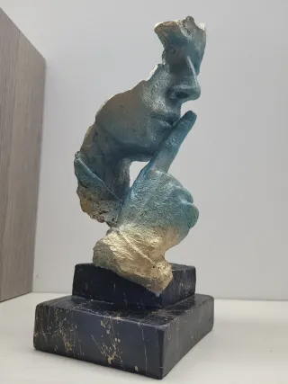 Statua Silenzio moderna