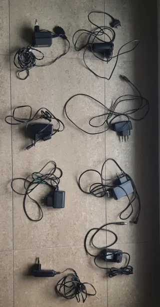 8 cavi di ricarica vari per cellulari