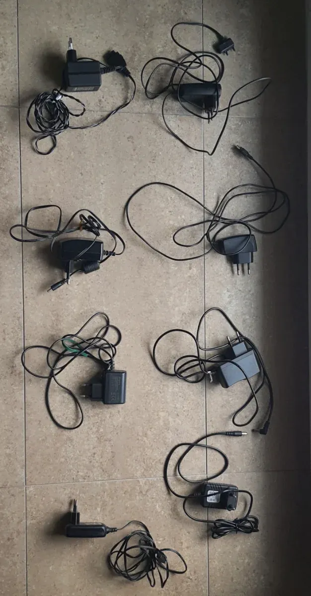 8 cavi di ricarica vari per cellulari