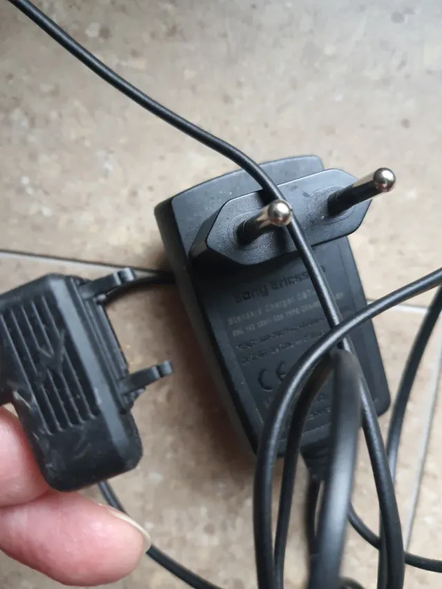 8 cavi di ricarica vari per cellulari