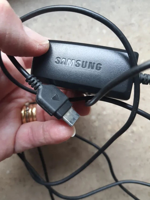 8 cavi di ricarica vari per cellulari