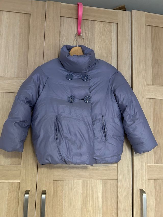 Abrigo plumífero gris