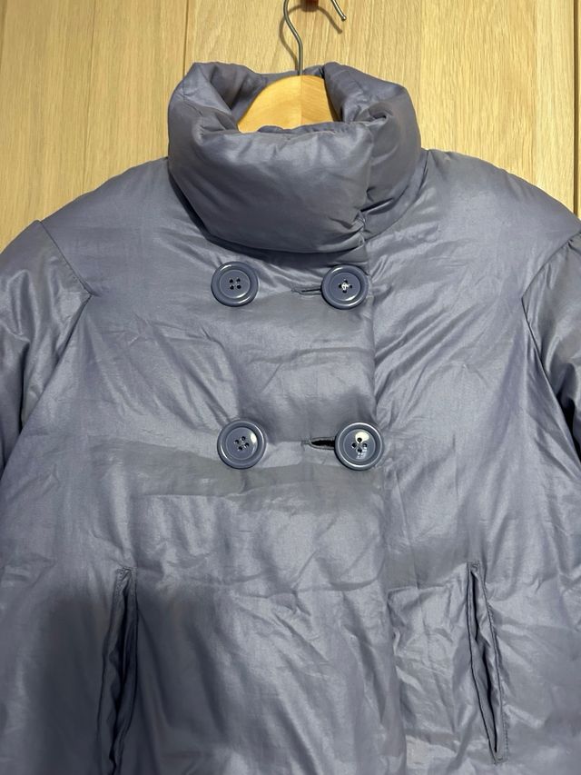 Abrigo plumífero gris