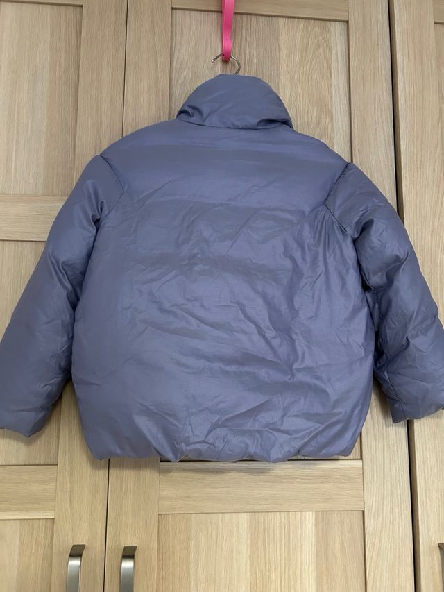 Abrigo plumífero gris