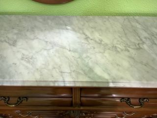 Cómoda de madera con tapa de mármol
