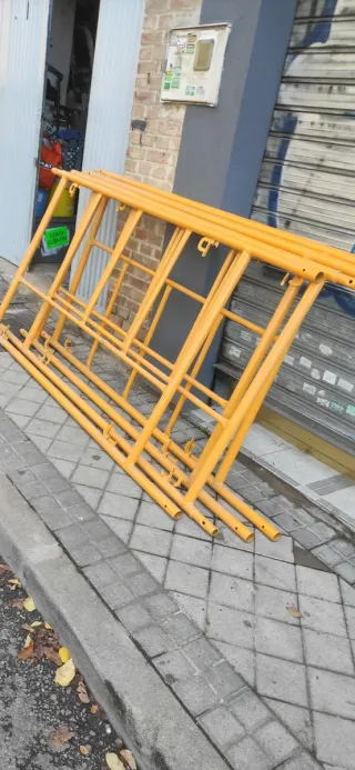 Andamios metálicos amarilla