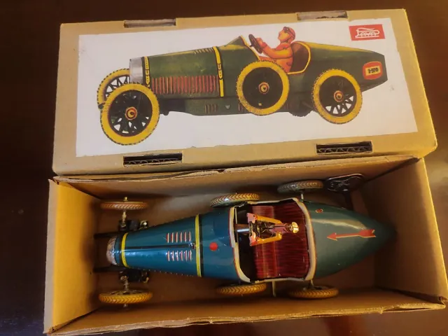 Coche de latón vintage