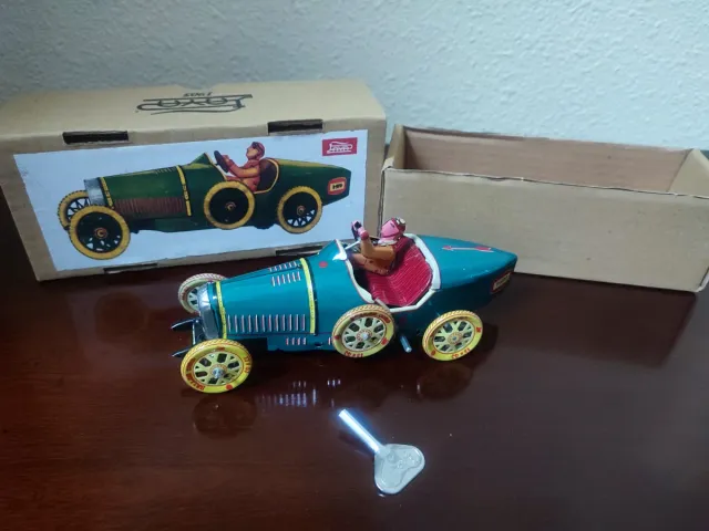 Coche de latón vintage