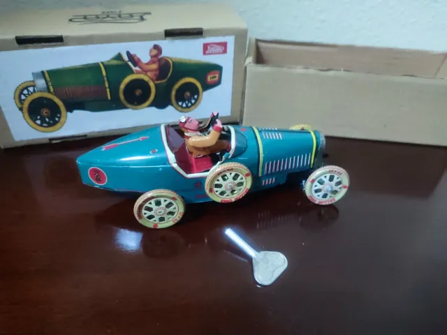 Coche de latón vintage