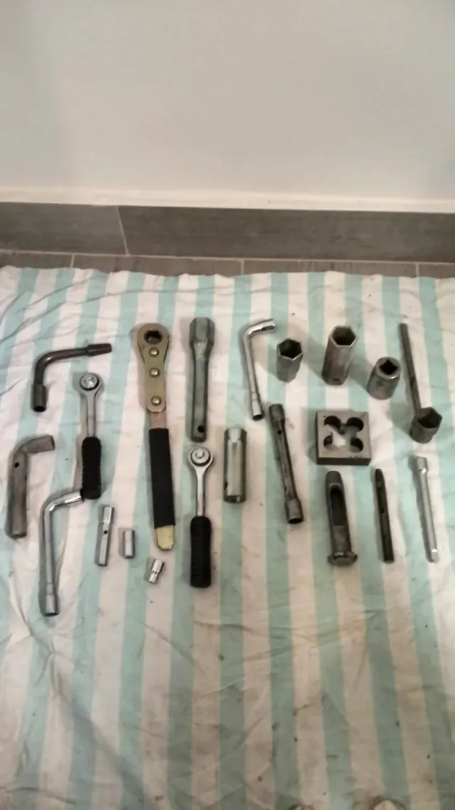 Lote 4_Juego de llaves y vasos (21)