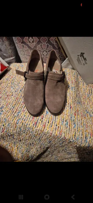 Scarpe grigie in camoscio con cinturino