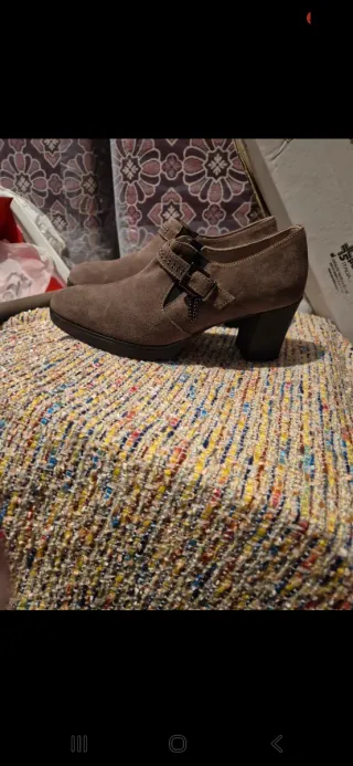 Scarpe grigie in camoscio con cinturino